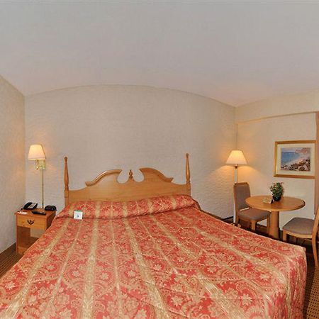 Econo Lodge Metro Arlington Bagian luar foto