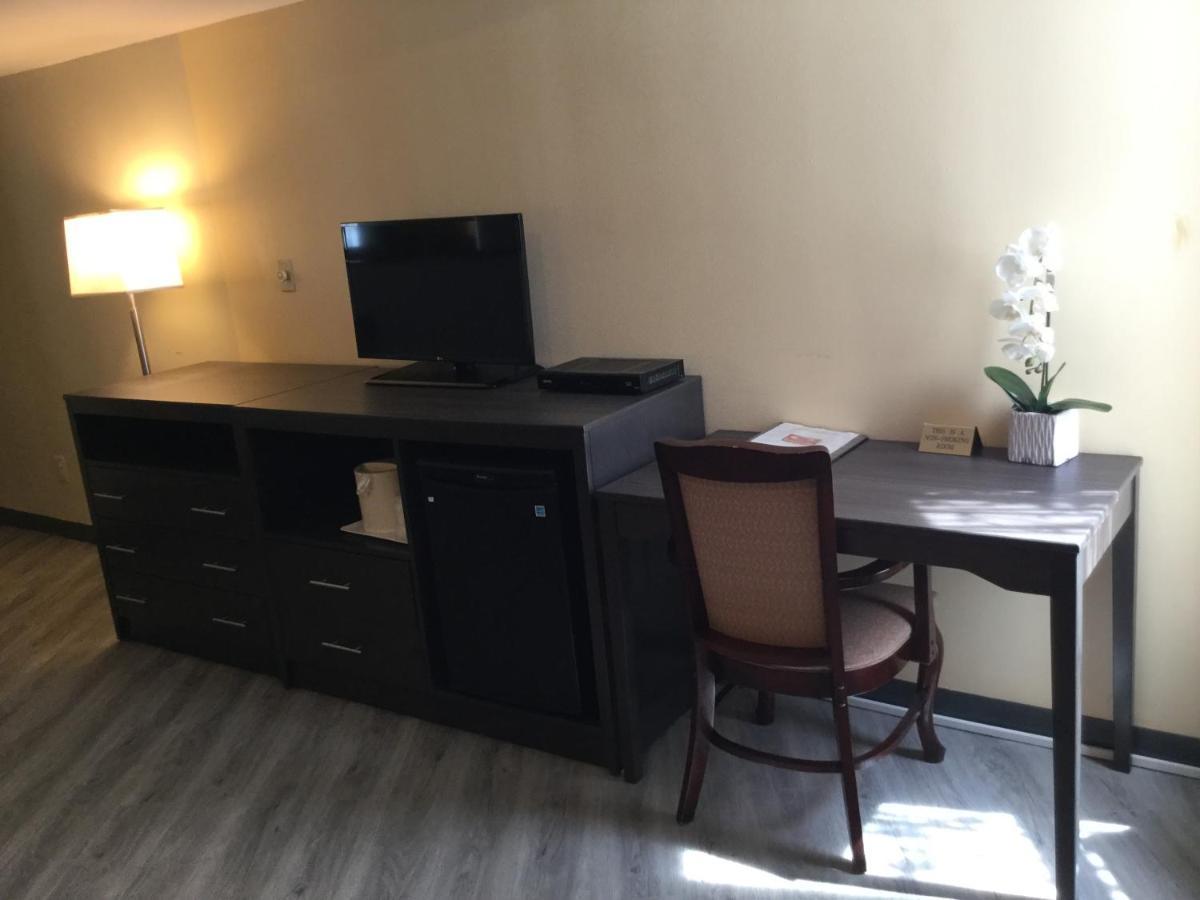 Econo Lodge Metro Arlington Bagian luar foto