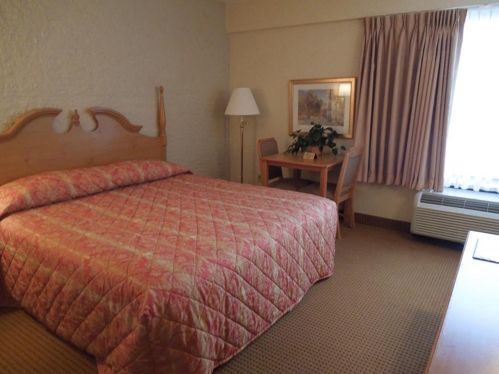 Econo Lodge Metro Arlington Bagian luar foto